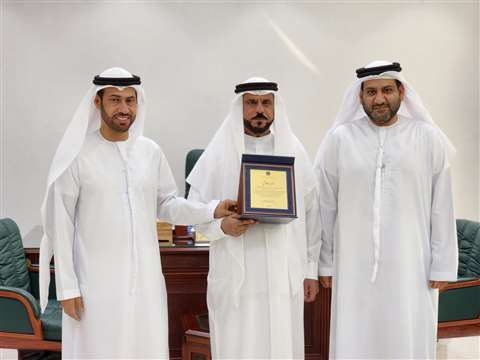 محكمة الشارقة تكرم عدداً من الموظفين تقدير لجهودهم وإنجازاتهم الملموسة طيلة مسيرتهم المهنية